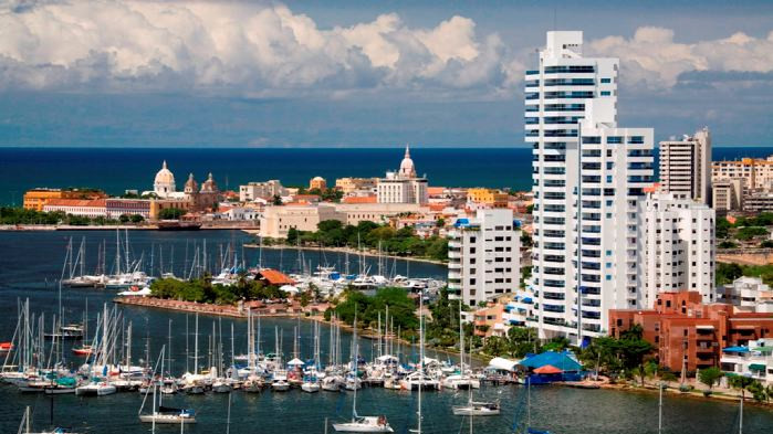 <!DOCTYPE html>
<html>
<head>
</head>
<body>
<p style="text-align: justify;">La brisa marina y los atardeceres que transforman los colores de las fachadas de casas de m&aacute;s de 400 a&ntilde;os hechizan a los visitantes en&nbsp;<strong>Cartagena de Indias</strong>. Esta ciudad, Patrimonio Hist&oacute;rico de la Humanidad, con&nbsp;<strong>tesoros coloniales</strong>&nbsp;&nbsp;fue fundada en 1533 por<strong>&nbsp;Pedro de Heredia</strong>, conserva la arquitectura colonial de sus construcciones y el conjunto de fortificaciones m&aacute;s completo de Suram&eacute;rica.&nbsp;</p>
<p style="text-align: justify;"><strong>Cartagena</strong>,<strong>&nbsp;Colombia</strong>&nbsp;suma a los encantos de su arquitectura colonial, republicana y moderna, los atractivos de una intensa vida nocturna, festivales culturales, paisajes exuberantes, magn&iacute;ficas playas, excelente oferta gastron&oacute;mica y una importante infraestructura hotelera y tur&iacute;stica.&nbsp;Es una ciudad fant&aacute;stica que guarda los secretos de la historia en sus murallas y balcones, en sus construcciones y en sus angostos caminos de piedra.</p>
<p style="text-align: justify;">Enmarcada por una hermosa bah&iacute;a,&nbsp;<strong>Cartagena</strong>&nbsp;de Indias es una de las ciudades m&aacute;s bellas y conservadas de&nbsp;<strong>Am&eacute;rica</strong>.</p>
<p style="text-align: justify;">&nbsp;</p>
</body>
</html>