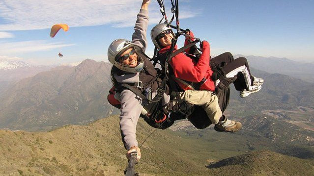 <!DOCTYPE html>
<html>
<head>
</head>
<body>
<p>Un vuelo en parapente biplaza (t&aacute;ndem) dirigido por un piloto profesional, donde el pasajero, sin ninguna instrucci&oacute;n o conocimiento, descubre y disfruta las sensaciones del vuelo libre.</p>
</body>
</html>