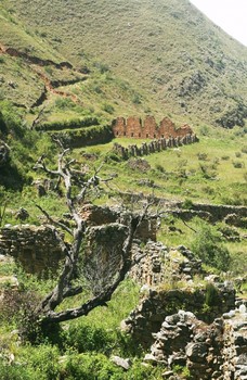 <!DOCTYPE html>
<html>
<head>
</head>
<body>
<p>El sitio arqueol&oacute;gico de Incallajta, con una superficie de 67 hect&aacute;reas, hace parte de los principales sitios Inca en el pa&iacute;s. Una vez conquistados los territorios Collao, los Incas se dirigieron hacia los valles semi-tropicales de lo que ahora son los departamentos de Cochabamba y de Santa Cruz. All&iacute; establecieron una serie de ciudades, especialmente fortificadas para controlar los avances de los indios Chiriguano. Los incas crearon, entre otros sitios, Inca Racay, cerca de Sipesipe en el Estado de Cochabamba, donde tambi&eacute;n construyeron la ciudad fortalecida de Incallajta.</p>
</body>
</html>