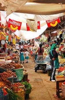 <!DOCTYPE html>
<html>
<head>
</head>
<body>
<p><span data-path-to-node="8,0,0">Disfruta de una experiencia integral que combina la historia de la ciudad con la energ&iacute;a de sus mercados tradicionales. </span><span data-path-to-node="8,0,2"><span class="citation-806">Este tour est&aacute; dise&ntilde;ado para quienes desean conocer tanto los monumentos emblem&aacute;ticos como la vida cotidiana de Cochabamba. </span></span></p>
</body>
</html>