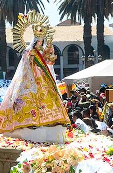 <!DOCTYPE html>
<html>
<head>
</head>
<body>
<p>La Historia de Urkupi&ntilde;a tiene origen en un lugar muy peculiar en la<br />ciudad de Cochabamba, en la localidad de Cota, en Quillacollo.<br />Una humilde familia de campesinos subsist&iacute;a por su peque&ntilde;o<br />reba&ntilde;o que estaba al cuidado de su hija menor.<br />Un d&iacute;a se le apareci&oacute; una se&ntilde;ora deslumbrante con su ni&ntilde;o en<br />brazos, con la cual se encontraba innumerables veces para jugar.<br />Un d&iacute;a les comento lo sucedido a sus padres.<br />La familia se acerc&oacute; al lugar para comprobar la historia y fueron<br />testigos de ver a &ldquo;La Mamita&rdquo; ascender a los cielos, mientras la ni&ntilde;a<br />exclamaba &ldquo;jaqaypi&ntilde;a urqupi&ntilde;a, urqupi&ntilde;a&rdquo;, que significa, &ldquo;ya est&aacute;<br />en el cerro&rdquo;.<br />Fue en ese lugar se construy&oacute; una capilla que con el tiempo se<br />transform&oacute; en el Santuario de la Patrona de la Integraci&oacute;n, donde<br />hasta el d&iacute;a de hoy se venera cada a&ntilde;o a la Virgen con los bailes y<br />m&uacute;sica t&iacute;picos de nuestra tierra.</p>
</body>
</html>