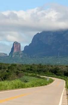 <!DOCTYPE html>
<html>
<head>
</head>
<body>
<p id="p-rc_1dce045e7fa696d0-231" data-path-to-node="8,0"><span data-path-to-node="8,0,1"><span class="citation-1377">Emb&aacute;rcate en un viaje cultural inolvidable por el coraz&oacute;n del Sudeste Chiquitano, visitando San Jos&eacute;, Santiago, Aguas Calientes y Chochis</span></span><span data-path-to-node="8,0,3">. </span><span data-path-to-node="8,0,5"><span class="citation-1376">Este programa combina historia misional, tradiciones vivas y maravillas naturales &uacute;nicas en Bolivia</span></span><span data-path-to-node="8,0,7">.</span></p>
<p id="p-rc_1dce045e7fa696d0-232" data-path-to-node="8,1"><span data-path-to-node="8,1,0"><strong data-path-to-node="8,1,0" data-index-in-node="0">Lugares a Visitar:</strong> </span><span data-path-to-node="8,1,2"><span class="citation-1375">* </span><strong data-path-to-node="8,1,2" data-index-in-node="2"><span class="citation-1375">San Jos&eacute; de Chiquitos:</span></strong><span class="citation-1375"> Visita a la Iglesia y Museo Misional (Patrimonio de la Humanidad), el Parque Nacional Santa Cruz la Vieja (lugar de fundaci&oacute;n de Santa Cruz) y el Mirador de la ciudad </span></span><span data-path-to-node="8,1,4">.</span></p>
<ul data-path-to-node="8,2">
<li>
<p id="p-rc_1dce045e7fa696d0-233" data-path-to-node="8,2,0,0"><span data-path-to-node="8,2,0,0,0"><strong data-path-to-node="8,2,0,0,0" data-index-in-node="0">Experiencia en Pascanas Tur&iacute;sticas:</strong> Encuentro vivencial con artesanos locales. </span><span data-path-to-node="8,2,0,0,2"><span class="citation-1374">Incluye degustaci&oacute;n de somo en "La Tranquera", elaboraci&oacute;n de mate de carb&oacute;n y masaco en "El Telar", y la tradicional danza de los abuelos con elaboraci&oacute;n de chicha en la "Casa de Bast&oacute;n"</span></span></p>
</li>
<li>
<p id="p-rc_1dce045e7fa696d0-233" data-path-to-node="8,2,0,0"><span data-path-to-node="8,2,0,0,6"><strong data-path-to-node="8,2,0,0,6" data-index-in-node="2"><span class="citation-1373">Chochis:</span></strong><span class="citation-1373"> Visita al impresionante Santuario Mariano de La Torre, una joya arquitect&oacute;nica con tallados en madera</span></span><span data-path-to-node="8,2,0,0,8">.</span></p>
</li>
<li>
<p id="p-rc_1dce045e7fa696d0-233" data-path-to-node="8,2,0,0"><span data-path-to-node="8,2,0,0,10"><strong data-path-to-node="8,2,0,0,10" data-index-in-node="2"><span class="citation-1372">Aguas Calientes:</span></strong><span class="citation-1372"> Tiempo de relax en las aguas termales (sector privado Biotermal Resort)</span></span><span data-path-to-node="8,2,0,0,12">.</span></p>
</li>
<li>
<p id="p-rc_1dce045e7fa696d0-233" data-path-to-node="8,2,0,0"><span data-path-to-node="8,2,0,0,14"><strong data-path-to-node="8,2,0,0,14" data-index-in-node="2"><span class="citation-1371">Santiago de Chiquitos:</span></strong><span class="citation-1371"> Recorrido por su Iglesia Misional y el espectacular Valle de Tucabaca, un &aacute;rea protegida con vistas naturales impactantes</span></span></p>
</li>
</ul>
</body>
</html>