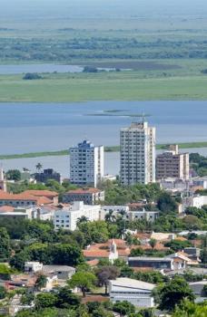 <!DOCTYPE html>
<html>
<head>
</head>
<body>
<p id="p-rc_39b24558aff23927-80" data-path-to-node="8,0"><span data-path-to-node="8,0,0">&iexcl;El viaje estudiantil definitivo! </span><span data-path-to-node="8,0,2"><span class="citation-500">Un recorrido de 5 d&iacute;as dise&ntilde;ado especialmente para universidades, colegios y grupos de estudiantes </span></span><span data-path-to-node="8,0,4">. </span><span data-path-to-node="8,0,6"><span class="citation-499">Una experiencia completa que combina cultura, naturaleza, aventura extrema y un incre&iacute;ble cruce internacional hacia Brasil </span></span><span data-path-to-node="8,0,8">.</span></p>
<p id="p-rc_39b24558aff23927-81" data-path-to-node="8,1"><span data-path-to-node="8,1,0"><strong data-path-to-node="8,1,0" data-index-in-node="0">Lugares a Visitar:</strong> </span></p>
<ul>
<li><span data-path-to-node="8,1,2"><strong data-path-to-node="8,1,2" data-index-in-node="2"><span class="citation-498">San Jos&eacute; de Chiquitos:</span></strong><span class="citation-498"> Visita a la hist&oacute;rica Iglesia y Museo Misional (declarados Patrimonio Cultural de la Humanidad) </span></span><span data-path-to-node="8,1,4">. </span><span data-path-to-node="8,1,6"><span class="citation-497">Adem&aacute;s, vivir&aacute;n una experiencia cultural e interactiva en las 3 Pascanas Tur&iacute;sticas (La Tranquera, El Telar y La Casa de Bast&oacute;n) </span></span><span data-path-to-node="8,1,8">.</span></li>
<li><span data-path-to-node="8,1,10"><strong data-path-to-node="8,1,10" data-index-in-node="2"><span class="citation-496">Aguas Calientes:</span></strong><span class="citation-496"> D&iacute;as de piscina, diversi&oacute;n y relax en las aguas termales del Biotermal Eco Resort en un sector privado </span></span><span data-path-to-node="8,1,12">.</span></li>
<li><span data-path-to-node="8,1,14"><strong data-path-to-node="8,1,14" data-index-in-node="2"><span class="citation-495">Eco Park (Aventura Extrema):</span></strong><span class="citation-495"> Una ma&ntilde;ana llena de adrenalina con actividades como bicicleta a&eacute;rea, tirolesa, escalera al cielo, rappel, risco de escalada y cuerda floja </span></span><span data-path-to-node="8,1,16">.</span></li>
<li><span data-path-to-node="8,1,18"><strong data-path-to-node="8,1,18" data-index-in-node="2"><span class="citation-494">Corumb&aacute; (Brasil):</span></strong><span class="citation-494"> Tour de compras en la ciudad fronteriza y una experiencia inolvidable navegando por el Pantanal Brasilero a bordo del barco "La Perola do Pantanal" </span></span><span data-path-to-node="8,1,20">.</span></li>
<li><span data-path-to-node="8,1,22"><strong data-path-to-node="8,1,22" data-index-in-node="2"><span class="citation-493">Santiago de Chiquitos:</span></strong><span class="citation-493"> Visita a la Iglesia Misional y caminata fotogr&aacute;fica por los impresionantes paisajes naturales del Valle de Tucabaca </span></span><span data-path-to-node="8,1,24">.</span></li>
<li><span data-path-to-node="8,1,26"><strong data-path-to-node="8,1,26" data-index-in-node="2"><span class="citation-492">Chochis:</span></strong><span class="citation-492"> Visita al imponente Santuario Mariano de La Torre, una joya arquitect&oacute;nica conocida por sus tallados en madera </span></span><span data-path-to-node="8,1,28">.</span></li>
</ul>
<p data-path-to-node="0">Aqu&iacute; tienes el desglose detallado del itinerario para el paquete estudiantil, organizado por d&iacute;as y horas para que los usuarios puedan visualizar toda la experiencia.</p>
<p data-path-to-node="2"><strong data-path-to-node="2" data-index-in-node="0">Itinerario Detallado:</strong></p>
<p data-path-to-node="3"><strong data-path-to-node="3" data-index-in-node="0">D&iacute;a 1: Santa Cruz - San Jos&eacute; de Chiquitos</strong></p>
<ul data-path-to-node="4">
<li>
<p data-path-to-node="4,0,0"><span data-path-to-node="4,0,1,0"><strong data-path-to-node="4,0,1,0" data-index-in-node="0"><span class="citation-623">07:00:</span></strong><span class="citation-623"> Bienvenida en el aeropuerto Viru Viru</span></span><span data-path-to-node="4,0,1,2">.</span>&nbsp;</p>
</li>
<li>
<p data-path-to-node="4,1,0">&nbsp;<span data-path-to-node="4,1,1,0"><strong data-path-to-node="4,1,1,0" data-index-in-node="0"><span class="citation-622">07:20:</span></strong><span class="citation-622"> Salida hacia San Jos&eacute; con refrigerio en ruta</span></span><span data-path-to-node="4,1,1,2">.</span>&nbsp;</p>
</li>
<li>
<p id="p-rc_6c24d6bda55aacdd-117" data-path-to-node="4,2,1"><span data-path-to-node="4,2,1,0"><strong data-path-to-node="4,2,1,0" data-index-in-node="0"><span class="citation-621">11:00:</span></strong><span class="citation-621"> Arribo a San Jos&eacute; de Chiquitos</span></span><span data-path-to-node="4,2,1,2">. </span><span data-path-to-node="4,2,1,4"><span class="citation-620">Visita al Conjunto Misional (Museo e Iglesia), Patrimonio Cultural de la Humanidad</span></span><span data-path-to-node="4,2,1,6">.</span></p>
</li>
<li>
<p data-path-to-node="4,3,0">&nbsp;<span data-path-to-node="4,3,1,0"><strong data-path-to-node="4,3,1,0" data-index-in-node="0"><span class="citation-619">13:00:</span></strong><span class="citation-619"> Almuerzo de bienvenida (Men&uacute; fijo para el grupo)</span></span><span data-path-to-node="4,3,1,2">.</span>&nbsp;</p>
</li>
<li>
<p id="p-rc_6c24d6bda55aacdd-119" data-path-to-node="4,4,1"><span data-path-to-node="4,4,1,0"><strong data-path-to-node="4,4,1,0" data-index-in-node="0"><span class="citation-618">14:00:</span></strong><span class="citation-618"> Check-in en el hotel y tiempo libre para disfrutar de la piscina</span></span><span data-path-to-node="4,4,1,2">.</span></p>
</li>
<li>
<p data-path-to-node="4,5,0">&nbsp;<span data-path-to-node="4,5,1,0"><strong data-path-to-node="4,5,1,0" data-index-in-node="0"><span class="citation-617">17:00:</span></strong><span class="citation-617"> Recorrido vivencial por las 3 Pascanas Tur&iacute;sticas: El Telar, La Tranquera y Casa de Bast&oacute;n (incluye danza de los abuelos y elaboraci&oacute;n de chicha) </span></span><span data-path-to-node="4,5,1,2">.</span></p>
</li>
<li>
<p data-path-to-node="4,6,0"><span data-path-to-node="4,6,1,0"><strong data-path-to-node="4,6,1,0" data-index-in-node="0"><span class="citation-616">20:00:</span></strong><span class="citation-616"> Cena y noche de confraternizaci&oacute;n</span></span><span data-path-to-node="4,6,1,2">.</span>&nbsp;</p>
</li>
</ul>
<p data-path-to-node="5"><strong data-path-to-node="5" data-index-in-node="0">D&iacute;a 2: San Jos&eacute; de Chiquitos - Aguas Calientes</strong></p>
<ul data-path-to-node="6">
<li>
<p data-path-to-node="6,0,0">&nbsp;<span data-path-to-node="6,0,1,0"><strong data-path-to-node="6,0,1,0" data-index-in-node="0"><span class="citation-615">07:30:</span></strong><span class="citation-615"> Desayuno y Check-out del hotel</span></span><span data-path-to-node="6,0,1,2">.</span></p>
</li>
<li>
<p data-path-to-node="6,1,0">&nbsp;<span data-path-to-node="6,1,1,0"><strong data-path-to-node="6,1,1,0" data-index-in-node="0"><span class="citation-614">08:00:</span></strong><span class="citation-614"> Salida hacia Biotermal Eco Resort en Aguas Calientes</span></span><span data-path-to-node="6,1,1,2">.</span></p>
</li>
<li>
<p data-path-to-node="6,2,0">&nbsp;<span data-path-to-node="6,2,1,0"><strong data-path-to-node="6,2,1,0" data-index-in-node="0"><span class="citation-613">Tarde:</span></strong><span class="citation-613"> Arribo, almuerzo y jornada de integraci&oacute;n en las aguas termales</span></span><span data-path-to-node="6,2,1,2">.</span></p>
</li>
<li>
<p data-path-to-node="6,3,0">&nbsp;<span data-path-to-node="6,3,1,0"><strong data-path-to-node="6,3,1,0" data-index-in-node="0"><span class="citation-612">Noche:</span></strong><span class="citation-612"> Cena en el resort</span></span><span data-path-to-node="6,3,1,2">.</span></p>
</li>
</ul>
<p data-path-to-node="7"><strong data-path-to-node="7" data-index-in-node="0">D&iacute;a 3: Aguas Calientes - Corumb&aacute; (Brasil)</strong></p>
<ul data-path-to-node="8">
<li>
<p data-path-to-node="8,0,0">&nbsp;<span data-path-to-node="8,0,1,0"><strong data-path-to-node="8,0,1,0" data-index-in-node="0"><span class="citation-611">07:30:</span></strong><span class="citation-611"> Desayuno</span></span><span data-path-to-node="8,0,1,2">.</span></p>
</li>
<li>
<p data-path-to-node="8,1,0">&nbsp;<span data-path-to-node="8,1,1,0"><strong data-path-to-node="8,1,1,0" data-index-in-node="0"><span class="citation-610">08:00:</span></strong><span class="citation-610"> Salida hacia Corumb&aacute; para el tour de compras y navegaci&oacute;n por el Pantanal Brasilero en "La Perola do Pantanal"</span></span><span data-path-to-node="8,1,1,2">.</span></p>
</li>
<li>
<p data-path-to-node="8,2,0">&nbsp;<span data-path-to-node="8,2,1,0"><strong data-path-to-node="8,2,1,0" data-index-in-node="0"><span class="citation-609">Retorno:</span></strong><span class="citation-609"> Regreso a Biotermal Resort y cena</span></span><span data-path-to-node="8,2,1,2">.</span></p>
</li>
</ul>
<p data-path-to-node="9"><strong data-path-to-node="9" data-index-in-node="0">D&iacute;a 4: Santiago de Chiquitos - Eco Park</strong></p>
<ul data-path-to-node="10">
<li>
<p data-path-to-node="10,0,0">&nbsp;<span data-path-to-node="10,0,1,0"><strong data-path-to-node="10,0,1,0" data-index-in-node="0"><span class="citation-608">07:30:</span></strong><span class="citation-608"> Desayuno</span></span><span data-path-to-node="10,0,1,2">.</span></p>
</li>
<li>
<p id="p-rc_6c24d6bda55aacdd-130" data-path-to-node="10,1,0"><span data-path-to-node="10,1,0,0"><strong data-path-to-node="10,1,0,0" data-index-in-node="0">08:00:</strong> Salida hacia Santiago de Chiquitos. </span><span data-path-to-node="10,1,0,2"><span class="citation-607">Visita a la Iglesia Misional y caminata por el Valle de Tucabaca (&aacute;rea protegida)</span></span><span data-path-to-node="10,1,0,4">.</span></p>
</li>
<li>
<p data-path-to-node="10,2,0">&nbsp;<span data-path-to-node="10,2,1,0"><strong data-path-to-node="10,2,1,0" data-index-in-node="0"><span class="citation-606">12:30:</span></strong><span class="citation-606"> Almuerzo</span></span><span data-path-to-node="10,2,1,2">.</span></p>
</li>
<li>
<p data-path-to-node="10,3,0">&nbsp;<span data-path-to-node="10,3,1,0"><strong data-path-to-node="10,3,1,0" data-index-in-node="0"><span class="citation-605">14:00:</span></strong><span class="citation-605"> Tarde de aventura en Eco Park: Tirolesa, bicicleta a&eacute;rea, escalada y m&aacute;s </span></span><span data-path-to-node="10,3,1,2">.</span></p>
</li>
<li>
<p data-path-to-node="10,4,0">&nbsp;<span data-path-to-node="10,4,1,0"><strong data-path-to-node="10,4,1,0" data-index-in-node="0"><span class="citation-604">Noche:</span></strong><span class="citation-604"> Cena de despedida</span></span><span data-path-to-node="10,4,1,2">.</span></p>
</li>
</ul>
<p data-path-to-node="11"><strong data-path-to-node="11" data-index-in-node="0">D&iacute;a 5: Chochis - Santa Cruz</strong></p>
<ul data-path-to-node="12">
<li>
<p data-path-to-node="12,0,0">&nbsp;<span data-path-to-node="12,0,1,0"><strong data-path-to-node="12,0,1,0" data-index-in-node="0"><span class="citation-603">07:30:</span></strong><span class="citation-603"> Desayuno y Check-out</span></span><span data-path-to-node="12,0,1,2">.</span></p>
</li>
<li>
<p data-path-to-node="12,1,0">&nbsp;<span data-path-to-node="12,1,1,0"><strong data-path-to-node="12,1,1,0" data-index-in-node="0"><span class="citation-602">08:30:</span></strong><span class="citation-602"> Salida hacia Chochis</span></span><span data-path-to-node="12,1,1,2">.</span></p>
</li>
<li>
<p id="p-rc_6c24d6bda55aacdd-136" data-path-to-node="12,2,1"><span data-path-to-node="12,2,1,0"><strong data-path-to-node="12,2,1,0" data-index-in-node="0"><span class="citation-601">10:30:</span></strong><span class="citation-601"> Visita al Santuario Mariano de La Torre</span></span><span data-path-to-node="12,2,1,2">.</span></p>
</li>
<li>
<p data-path-to-node="12,3,0">&nbsp;<span data-path-to-node="12,3,1,0"><strong data-path-to-node="12,3,1,0" data-index-in-node="0"><span class="citation-600">12:00:</span></strong><span class="citation-600"> Traslado hacia San Jos&eacute; para el &uacute;ltimo almuerzo del grupo</span></span><span data-path-to-node="12,3,1,2">.</span></p>
</li>
<li>
<p data-path-to-node="12,4,0">&nbsp;<span data-path-to-node="12,4,1,0"><strong data-path-to-node="12,4,1,0" data-index-in-node="0"><span class="citation-599">13:30:</span></strong><span class="citation-599"> Retorno directo hacia el aeropuerto Viru Viru</span></span><span data-path-to-node="12,4,1,2">.</span></p>
</li>
<li>
<p data-path-to-node="12,5,0">&nbsp;<span data-path-to-node="12,5,1,0"><strong data-path-to-node="12,5,1,0" data-index-in-node="0"><span class="citation-598">19:30:</span></strong><span class="citation-598"> Salida del vuelo de retorno</span></span><span data-path-to-node="12,5,1,2">.</span></p>
</li>
</ul>
</body>
</html>