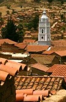 <!DOCTYPE html>
<html>
<head>
</head>
<body>
<p>Totora, destino que se caracteriza por conservar el estilo arquitect&oacute;nico<br />de la colonia espa&ntilde;ola. El hermoso pueblito se encuentra a 142<br />kil&oacute;metros de distancia de la ciudad de Cochabamba, un viaje de<br />aproximadamente dos horas y media.<br />Las tierras de Totora estuvieron en poder de espa&ntilde;oles que explotaron la<br />producci&oacute;n y comercializaci&oacute;n de coca, mayormente destinada a las<br />minas m&aacute;s pr&oacute;ximas.<br />El ingreso al Centro urbano de Totora es impactante por su arquitectura<br />republicana y colonial.<br />La plaza Principal, con sus galer&iacute;as y sus casas al estilo &aacute;rabe, el Templo<br />del a&ntilde;o 1788, los siete puentes Coloniales, las b&oacute;vedas subterr&aacute;neas, las<br />inmensas casonas que anteriormente se&ntilde;oreaban los antepasados.<br />La Historia de la Coca de los Yungas de Totora, el camino Incaico de la<br />Coca.<br />Lugar donde se filmaron las pel&iacute;culas bolivianas: &ldquo;La Cruel Martina&rdquo;, &ldquo;El<br />D&iacute;a que Muri&oacute; el Silencio&rdquo;, &ldquo;Airampo&rdquo;.<br />Historias de Terror: Viudas, Duendes, K&rsquo;aitu Mork&rsquo;o, La mujer<br />K&aacute;rachuchu, y m&aacute;s.<br />Totora es, sin duda, uno de los pueblos coloniales fuente de inspiraci&oacute;n<br />para artistas y pintores de todas las &eacute;pocas.</p>
</body>
</html>