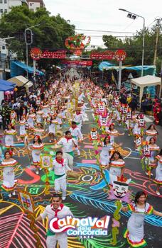 <!DOCTYPE html>
<html>
<head>
</head>
<body>
<p id="p-rc_ff6b160ece9efdeb-86" data-path-to-node="8,0"><span data-path-to-node="8,0,1"><span class="citation-373">Disfruta del Corso de Corsos en un ambiente selecto de invitados</span></span><span data-path-to-node="8,0,3">. </span><span data-path-to-node="8,0,5"><span class="citation-372">Contamos con una excelente ubicaci&oacute;n en la avenida Ram&oacute;n Rivero, a tan solo 60 metros antes del palco principal</span></span><span data-path-to-node="8,0,7">.</span></p>
<div class="source-inline-chip-container ng-star-inserted">&nbsp;</div>
<p data-path-to-node="8,1"><strong data-path-to-node="8,1" data-index-in-node="0">Opciones de ubicaci&oacute;n:</strong></p>
<p data-path-to-node="8,2">&nbsp;</p>
<p id="p-rc_ff6b160ece9efdeb-87" data-path-to-node="8,3"><span data-path-to-node="8,3,0"><span class="citation-371">(Nota: Se permite el uso rotativo de los espacios </span></span><span data-path-to-node="8,3,2">)</span></p>
<ul>
<li><span data-path-to-node="8,3,4"><strong data-path-to-node="8,3,4" data-index-in-node="2"><span class="citation-370">Fila 1:</span></strong><span class="citation-370"> Mesas y sillas altas</span></span></li>
<li><span data-path-to-node="8,3,7"><strong data-path-to-node="8,3,7" data-index-in-node="2"><span class="citation-369">Fila 2:</span></strong><span class="citation-369"> Mesas y sillas sobre tarima</span></span></li>
<li><span data-path-to-node="8,3,10"><strong data-path-to-node="8,3,10" data-index-in-node="2"><span class="citation-368">Filas 3, 4 y 5:</span></strong><span class="citation-368"> Tarima con sillas</span></span></li>
</ul>
</body>
</html>