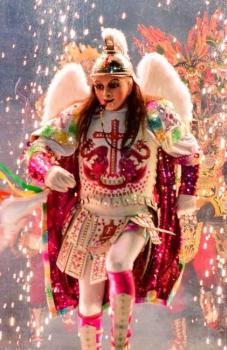 <!DOCTYPE html>
<html>
<head>
</head>
<body>
<p id="p-rc_7fde09506c143830-218" data-path-to-node="8,0"><span data-path-to-node="8,0,1"><span class="citation-1319">El Carnaval de Oruro fue declarado por la Unesco como "Obra Maestra del Patrimonio Oral e Intangible de la Humanidad"</span></span><span data-path-to-node="8,0,3">. </span><span data-path-to-node="8,0,5"><span class="citation-1318">Hoy esta festividad es un verdadero s&iacute;mbolo de cultura nacional, convirti&eacute;ndose en una tradici&oacute;n donde se podr&aacute; observar una variedad de danzas folkl&oacute;ricas y gran colorido de sus vestimentas</span></span><span data-path-to-node="8,0,7">.</span></p>
<p id="p-rc_7fde09506c143830-219" data-path-to-node="8,1"><span data-path-to-node="8,1,1"><span class="citation-1317">Se trata de una mezcla de costumbres cat&oacute;licas y precolombinas; es as&iacute; como &iacute;conos cristianos de la Virgen y el Diablo se mezclan con los cultos ind&iacute;genas paganos para la Pachamama y el T&iacute;o</span></span><span data-path-to-node="8,1,3">. </span><span data-path-to-node="8,1,5"><span class="citation-1316">Todo comienza con una ceremonia dedicada a la Virgen del Socav&oacute;n donde las bandas tocan m&uacute;sica tradicional boliviana para saludarla, ya que es considerada un s&iacute;mbolo de protecci&oacute;n para los mineros bolivianos</span></span><span data-path-to-node="8,1,7">. </span><span data-path-to-node="8,1,9"><span class="citation-1315">Por otro lado, el T&iacute;o de la mina, el personaje m&aacute;s famoso del Carnaval de Oruro, esta &eacute;poca se transforma en el Diablo</span></span><span data-path-to-node="8,1,11">.</span></p>
<p data-path-to-node="8,1"><span data-path-to-node="8,1,11"><span data-path-to-node="8,2,0"><strong data-path-to-node="8,2,0" data-index-in-node="0">Informaci&oacute;n del Viaje:</strong></span></span></p>
<ul>
<li><span data-path-to-node="8,1,11"><span data-path-to-node="8,2,2"><strong data-path-to-node="8,2,2" data-index-in-node="2"><span class="citation-1314">Lugar de Concentraci&oacute;n:</span></strong><span class="citation-1314"> Caxia Tours (Direcci&oacute;n: Baptista Esq. La Paz No. 707)</span></span><span data-path-to-node="8,2,4">.</span></span></li>
<li><span data-path-to-node="8,1,11"><span data-path-to-node="8,2,6"><strong data-path-to-node="8,2,6" data-index-in-node="2"><span class="citation-1313">Hora de Concentraci&oacute;n:</span></strong><span class="citation-1313"> 03:00 am</span></span><span data-path-to-node="8,2,8">.</span></span></li>
<li><span data-path-to-node="8,1,11"><span data-path-to-node="8,2,10"><strong data-path-to-node="8,2,10" data-index-in-node="2"><span class="citation-1312">Hora de Partida:</span></strong><span class="citation-1312"> 03:20 am</span></span><span data-path-to-node="8,2,12">.</span></span></li>
<li><span data-path-to-node="8,1,11"><span data-path-to-node="8,2,14"><strong data-path-to-node="8,2,14" data-index-in-node="2"><span class="citation-1311">Retorno estimado:</span></strong><span class="citation-1311"> 22:00 pm</span></span><span data-path-to-node="8,2,16">.</span></span></li>
</ul>
</body>
</html>