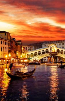 <!DOCTYPE html>
<html>
<head>
</head>
<body>
<p>El tour Europa Turista es una experiencia cautivadora que condensa la esencia del viejo continente en un recorrido visualmente impactante. Desde el romanticismo de Par&iacute;s y los canales de Venecia, hasta la majestuosidad hist&oacute;rica de Roma y el lujo de Montecarlo, cada destino ofrece un contraste fascinante. Es la oportunidad perfecta para maravillarse con los paisajes de los Alpes, la elegancia de la Costa Azul y la vibrante cultura de ciudades como Madrid y Barcelona, convirtiendo cada parada en un recuerdo inolvidable.</p>
<p>&nbsp;</p>
<p><strong>INCLUYE:</strong></p>
<ul>
<li><strong> Servicios Generales de Europamundo:</strong> Recorrido en autocar con gu&iacute;a en espa&ntilde;ol y portugu&eacute;s, seguro b&aacute;sico de viaje, hotel y desayuno continental.</li>
<li><strong>Incluye traslado de llegada </strong></li>
<li><strong>Visita panor&aacute;mica en:</strong> Barcelona, Madrid, Paris, Roma, Venecia</li>
<li><strong>Excursion:</strong> De martes a domingo, Versalles en Par&iacute;s (entrada no incluida al palacio)</li>
<li><strong>Barco:</strong> Tronchetto / Plaza de San Marcos / Tronchetto en Venecia</li>
<li><strong>Traslado nocturno:</strong> Plaza Mayor en Madrid, Trastevere en Roma&nbsp;</li>
<li><strong> Traslado:</strong> Barrio de Montmartre en Paris&nbsp;</li>
<li><strong>Entradas:</strong> Fabrica de Cristal de Murano en Venecia</li>
</ul>
</body>
</html>