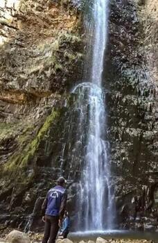 <!DOCTYPE html>
<html>
<head>
</head>
<body>
<p>El municipio de Vacas, situado en la provincia de Arani, a 87<br />kil&oacute;metros al sureste de la ciudad de Cochabamba, donde podremos<br />encontrar una magn&iacute;fica cascada, sobretodo en temporada de<br />lluvias.<br />Apenas se ingresa al municipio, el paisaje deslumbra por la<br />combinaci&oacute;n de monta&ntilde;as y praderas.<br />La parroquia de Santa B&aacute;rbara, ubicada en la misma plaza, alberga<br />un peque&ntilde;o pero pintoresco museo que tiene en sus almacenes<br />varias piezas de un valor hist&oacute;rico incalculable, como una Biblia<br />escrita en lat&iacute;n de fines del siglo XIX, escrituras de la parroquia que<br />tienen m&aacute;s de 100 a&ntilde;os o piezas arqueol&oacute;gicas de las poblaciones<br />precoloniales.<br />Vacas viene del quechua &ldquo;wacas&rdquo;, que es la designaci&oacute;n que se hace<br />a los lugares sagrados, pero que fue cambiando a Vacas por la<br />influencia espa&ntilde;ola.<br />El principal atractivo es la cascada de Toro Warkhu, que tiene una<br />ca&iacute;da de aproximadamente 80 metros.<br />Las lagunas tambi&eacute;n forman parte del hermoso paisaje de Vacas.<br />Este municipio tiene varios espejos de agua, pero sobresalen los de<br />Qollpa Khocha, Acero Khocha y Parco Khocha, tanto por su<br />extensi&oacute;n como por su vistosidad, sobre todo en &eacute;poca de lluvia.<br />Qollpa Khocha, durante la &eacute;poca seca (agosto y septiembre), se<br />caracteriza por su paisaje parecido a un salar.<br />Tambi&eacute;n es posible visitar la zona de protecci&oacute;n de Rodeo, donde se<br />encuentran las puya raimondi, que florecen cada 100 a&ntilde;os y se<br />encuentran en peligro de extinci&oacute;n.</p>
</body>
</html>